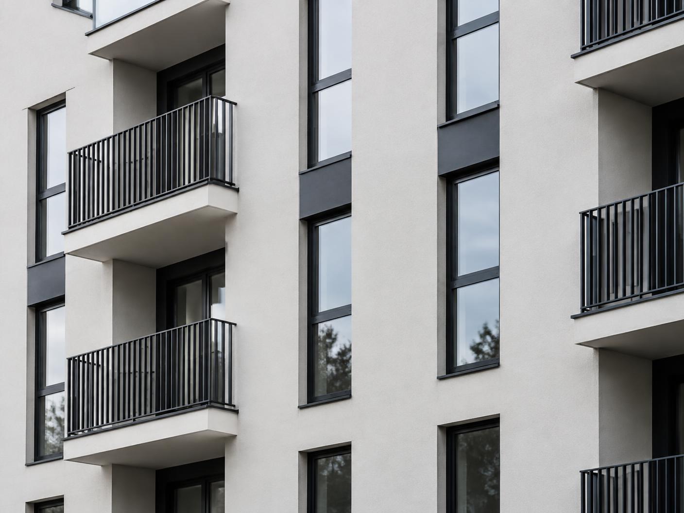 Fassade eines modernen Mehrfamilienhauses